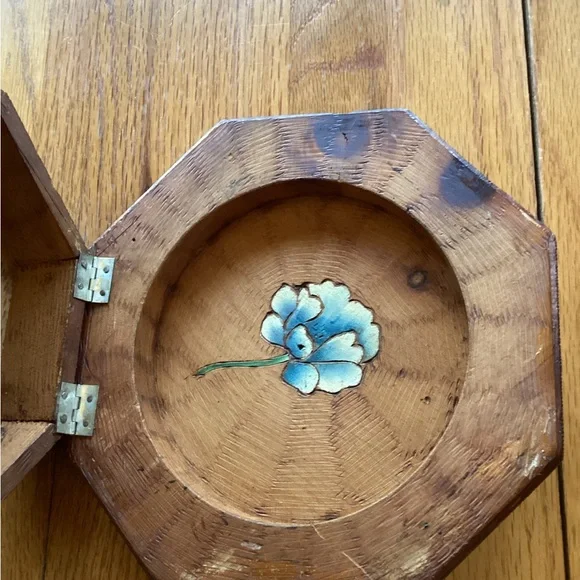 Vintage Octagon Wooden Keepsake Box. - Picture 6 of 11
